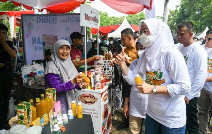 Bupati Purwakarta, Anne Ratna Mustika, berdialog dengan pelaku UMKM saat pameran produk UMKM di Purwakarta, Jabar.