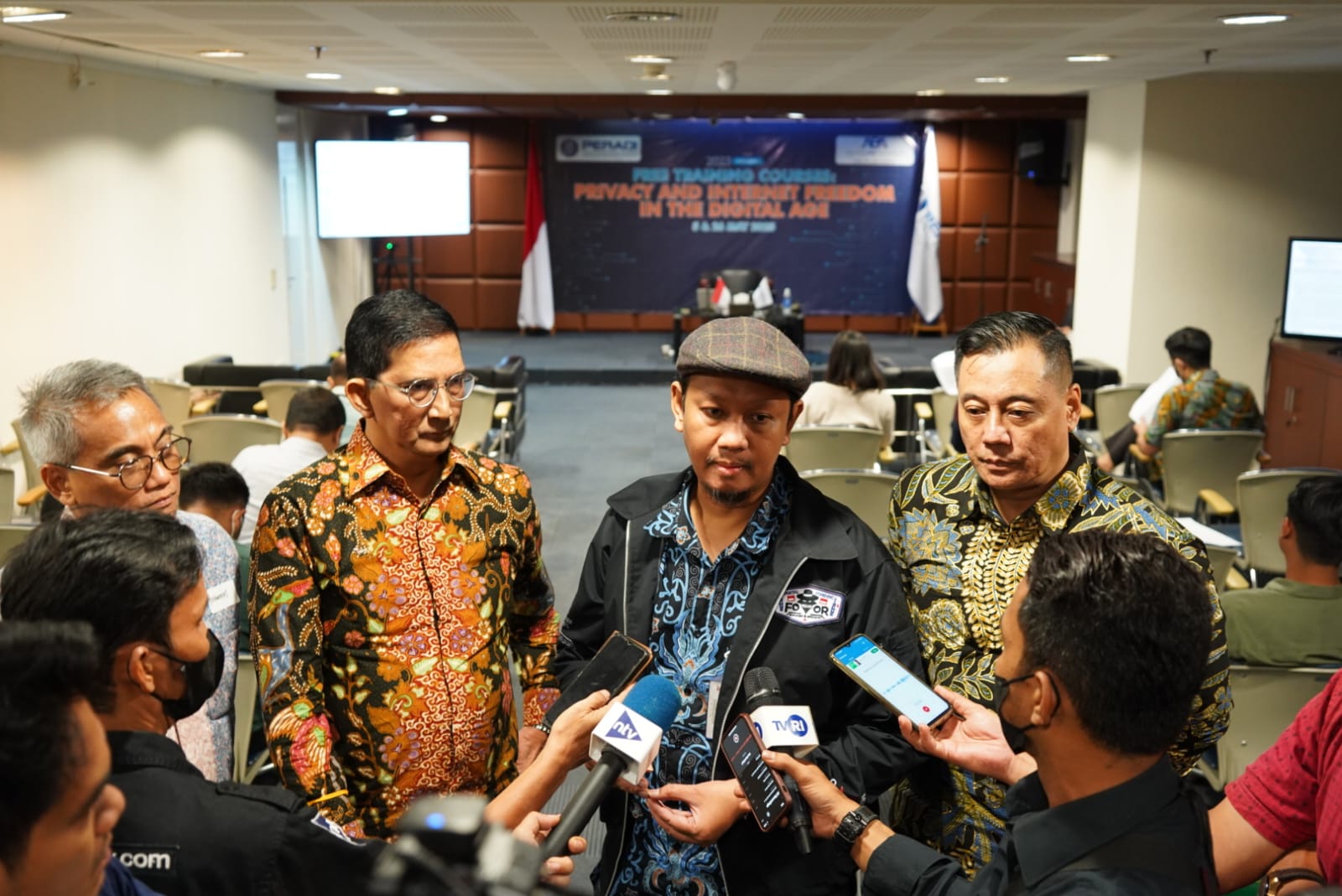 Sekretaris Dewan Indonesia Cyber Security Forum, Satriyo Wibowo (mengenakan topi) memberikan keterangan acara Free Training Courses
