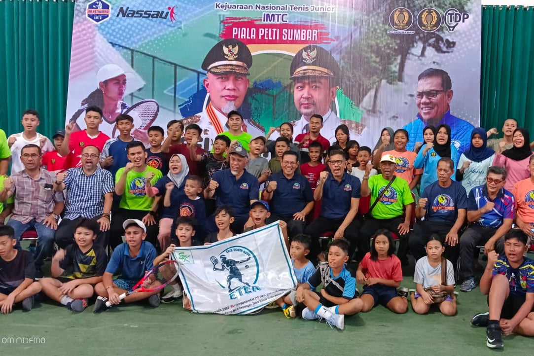 GubernurSumbar Mahyeldi Ansyarullah berfoto bersama peserta Kejurnas Tenis Junior IMTC Piala Pelti Sumbar.
