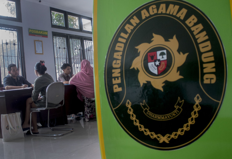 Masyarakat mendaftar gugatan cerai di Pengadilan Agama Bandung.