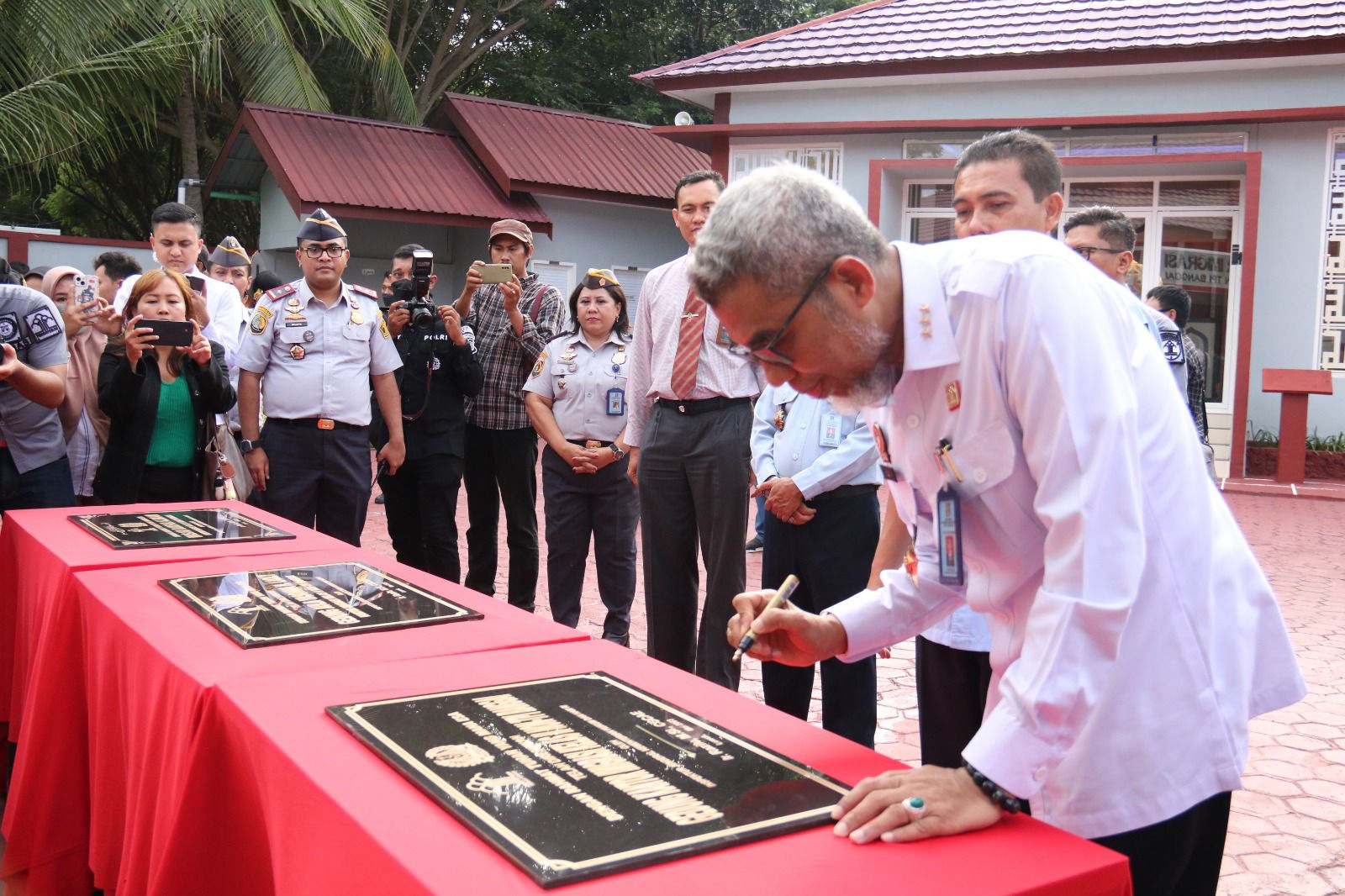Irjen Kemenkumham Ir. Razilu, M.Si, CGCAE meresmikan  'Aula Yasonna Laoly' di Kanim Banggai Kanwil Kemenkumham Sulteng.