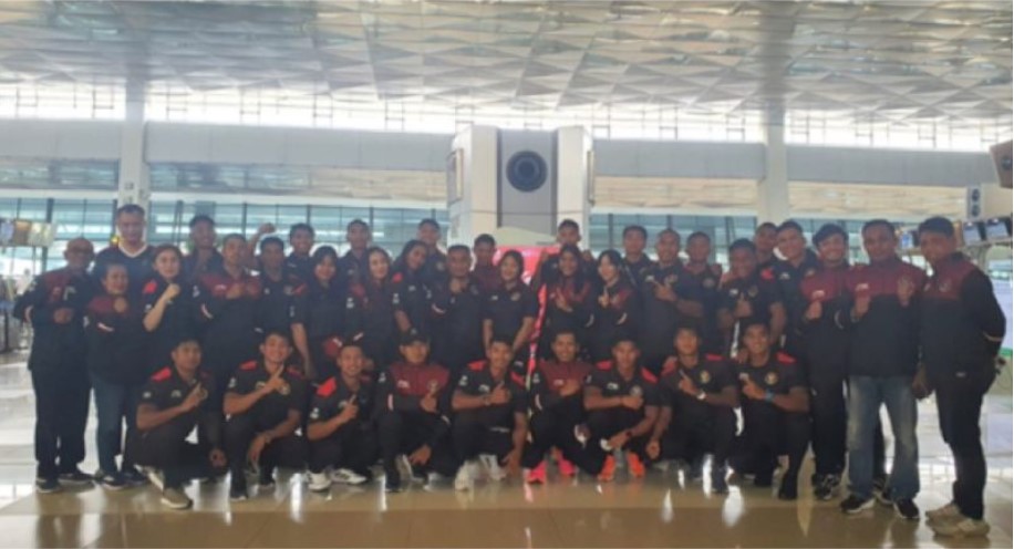 Tim nasional dayung Traditional Boat Race (TBR) Indonesia berfoto bersama sebelum bertolak menuju Kamboja untuk mengikuti SEA Games 2023.