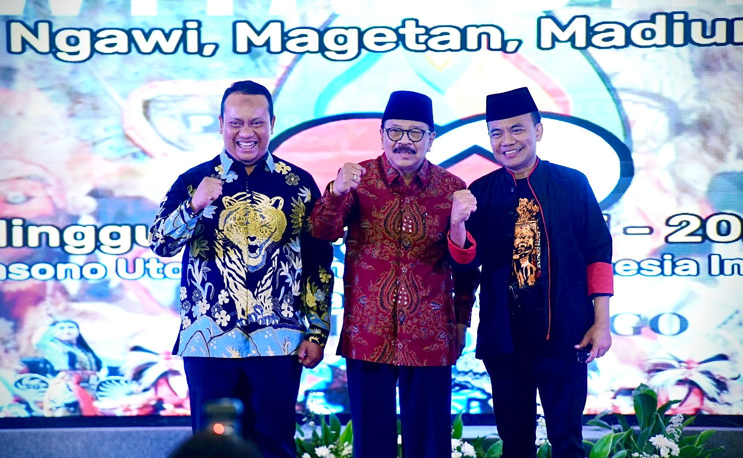 Anggota BPK Nyoman Adhi Suryadnyana, Mantan Gubernur Jatim Soekarwo dan Sesmenko Perekonomian Susiwijono Moegiarso dalam acara Pawitandirogo