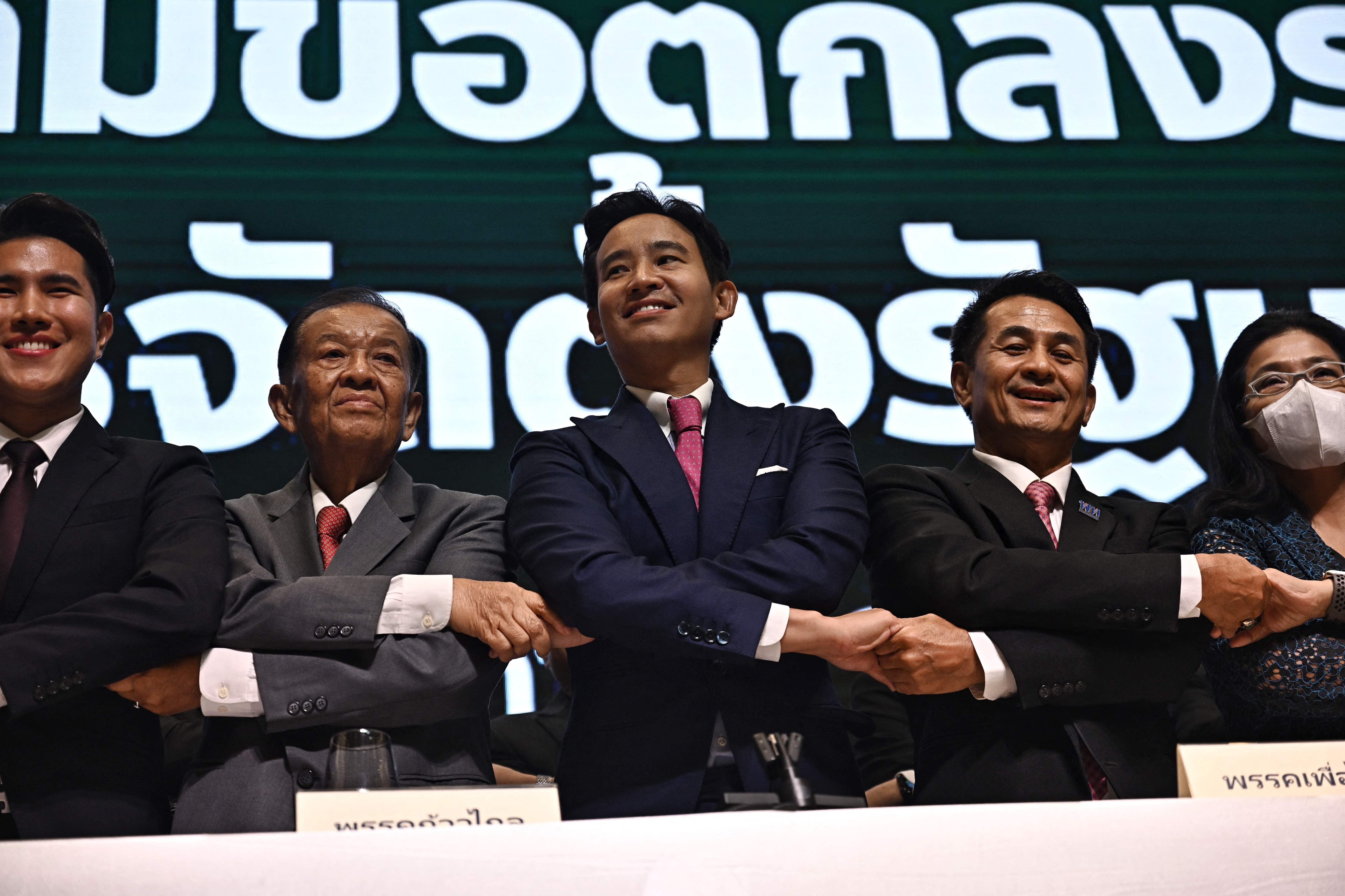 Delapan Partai Thailand Bersatu Gulingkan Militer