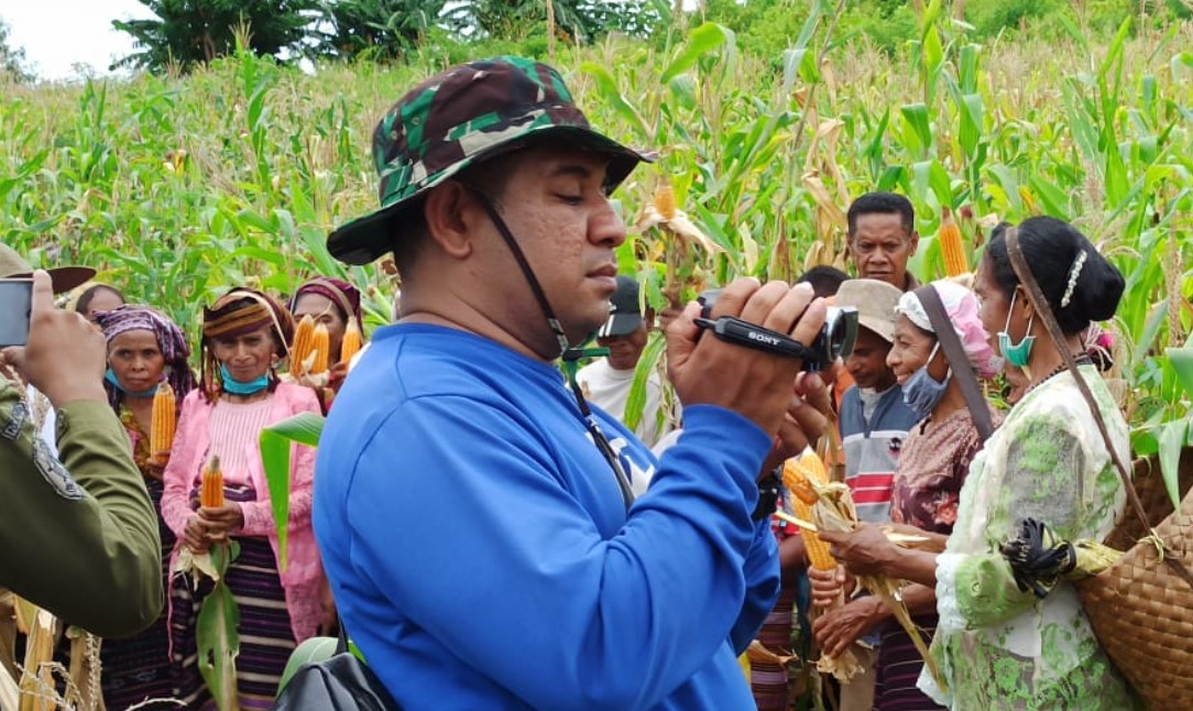 Adam Bethan saat melakukan kegiatan liputan di Flores Timur.