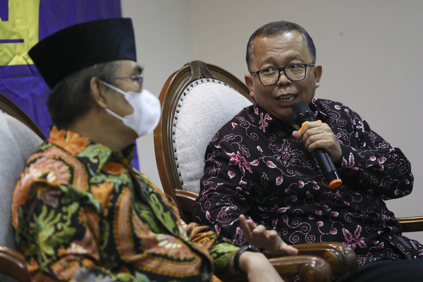 ANGGOTA Komisi III DPR Arsul Sani (kanan).