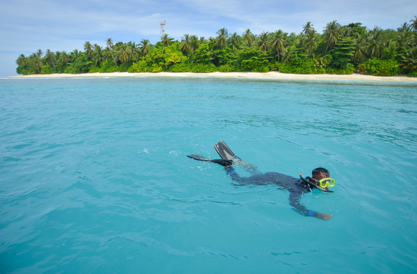 Pengunjung berwisata di perairan Pulau Toran, Padang, Sumatera Barat.