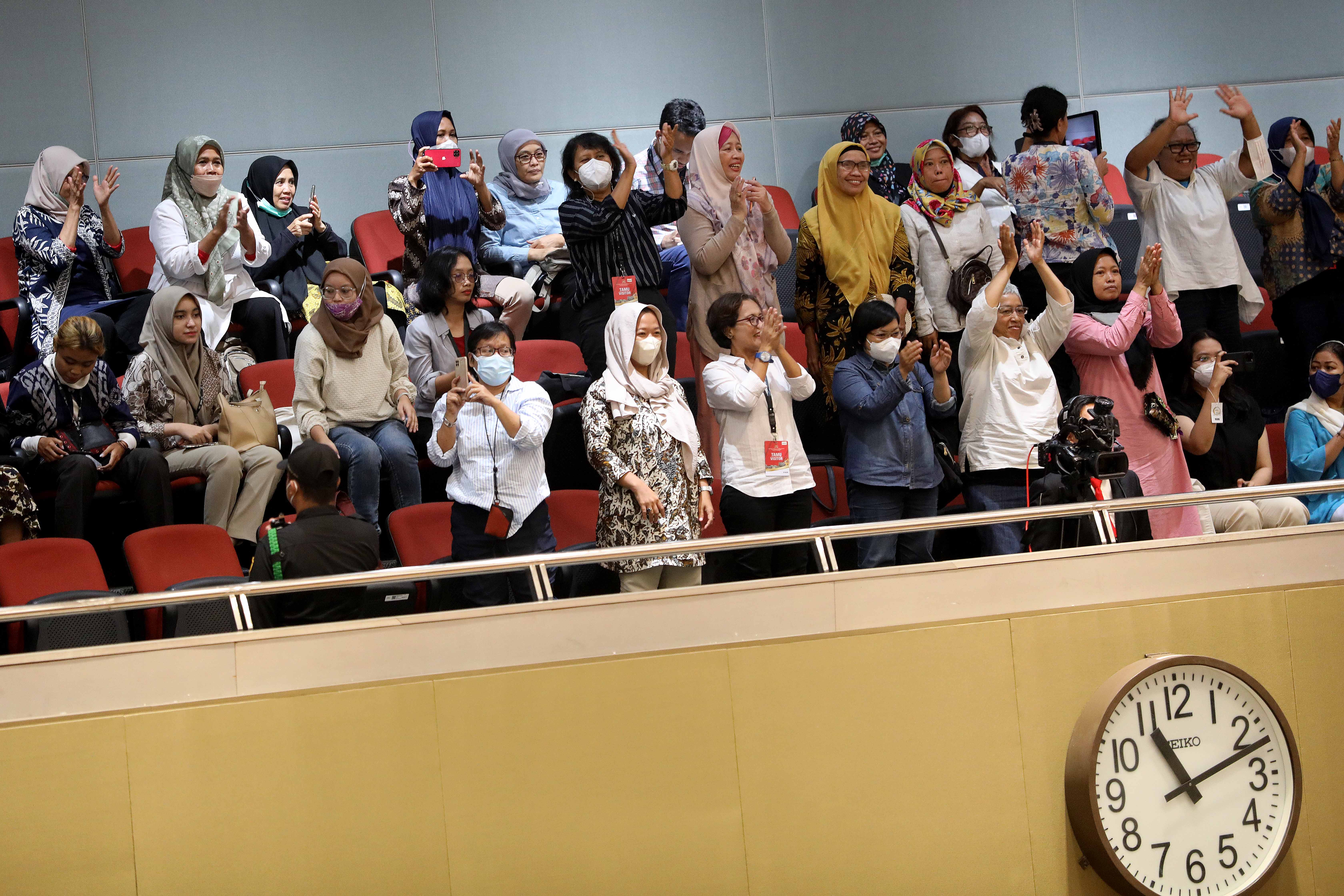 Pengunjung melambaikan tangan usai disahkannya RUU PPRT menjadi usul inisiatif DPR