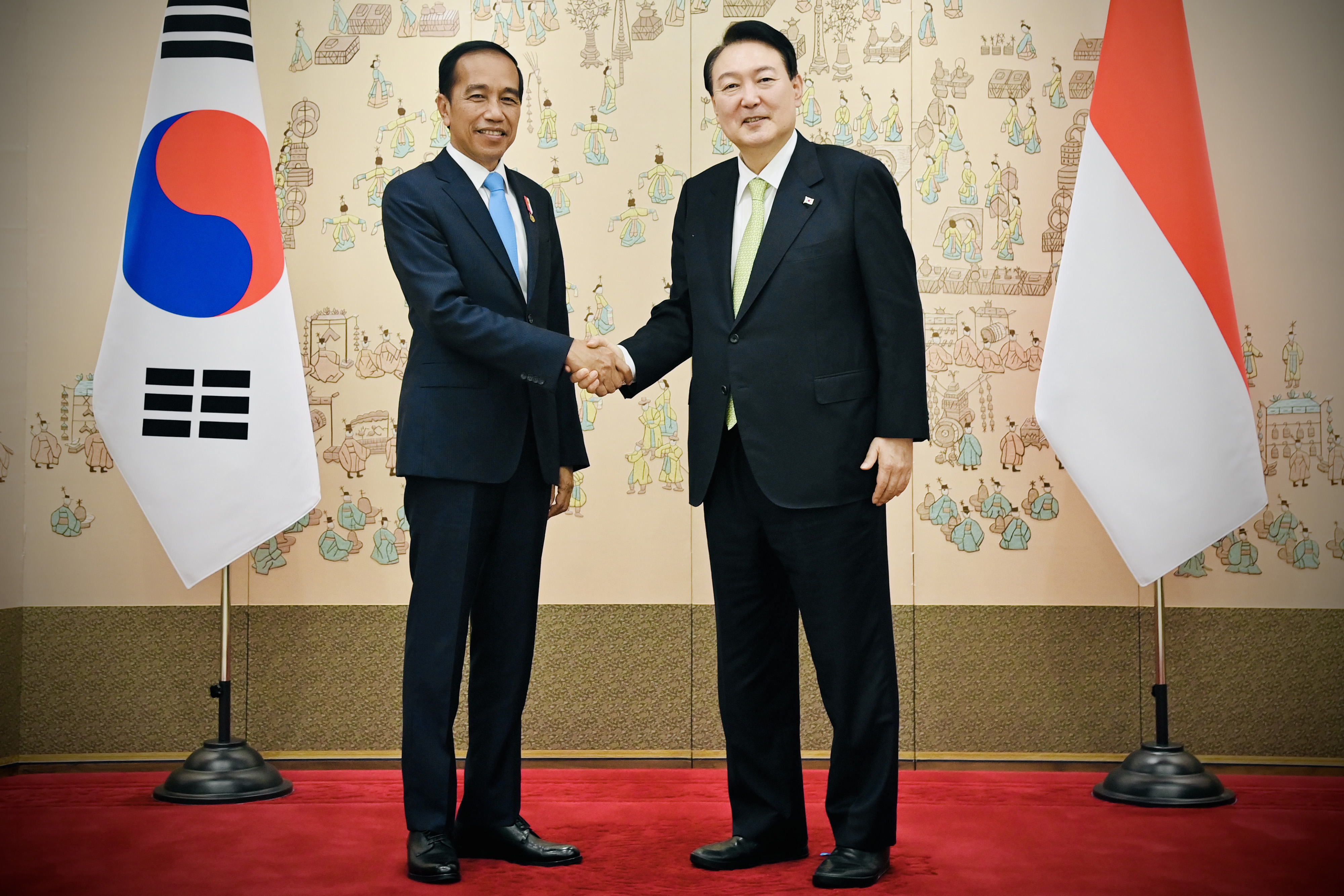 Presiden Joko Widodo bertemu dengan Presiden Republik Korea Yoon Suk Yeol, di Hotel Grand Prince, Hiroshima, Minggu (21/5/2023)