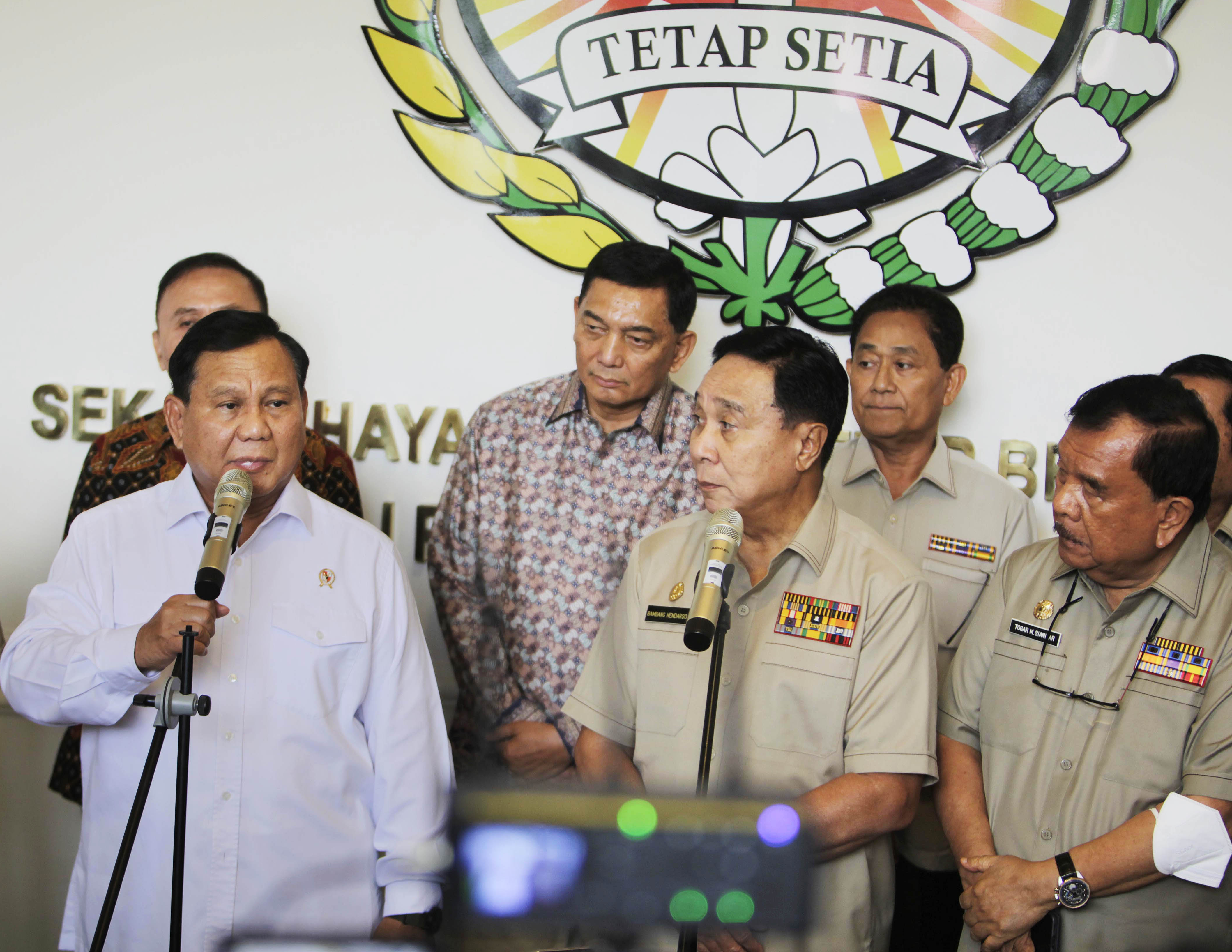 Menhan Prabowo Subianto saat menghadiri pertemuan dengan para purnawirawan Polri di Dharmawangsa, Jakarta, Senin (15/5).