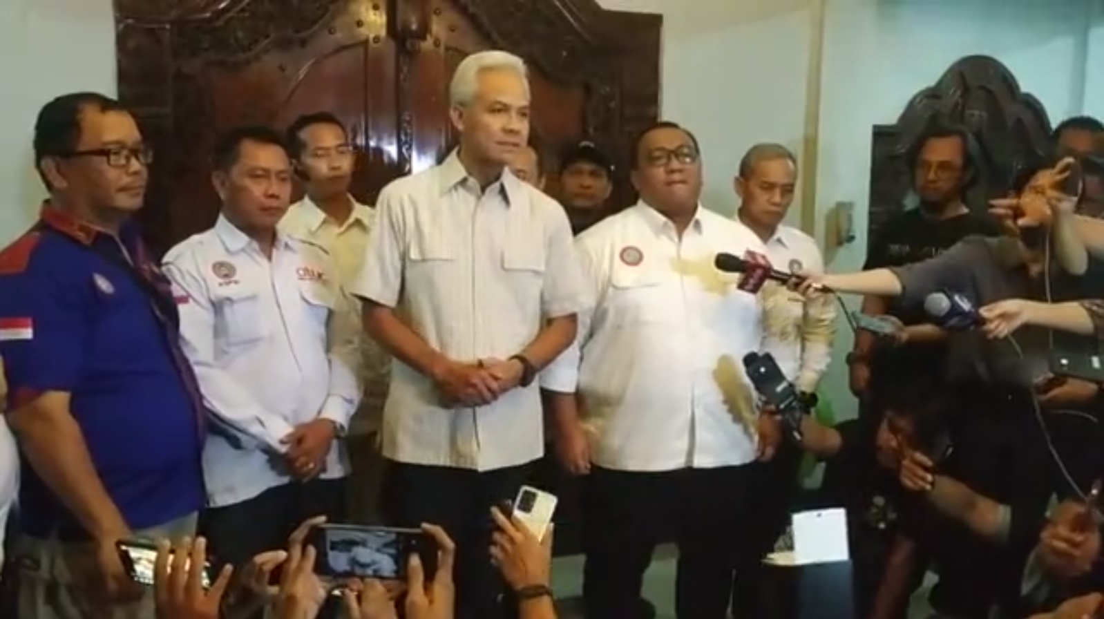 Capres dari PDI Perjuangan Ganjar Pranowo usai melakukan dialog dengan beberapa serikat buruh.
