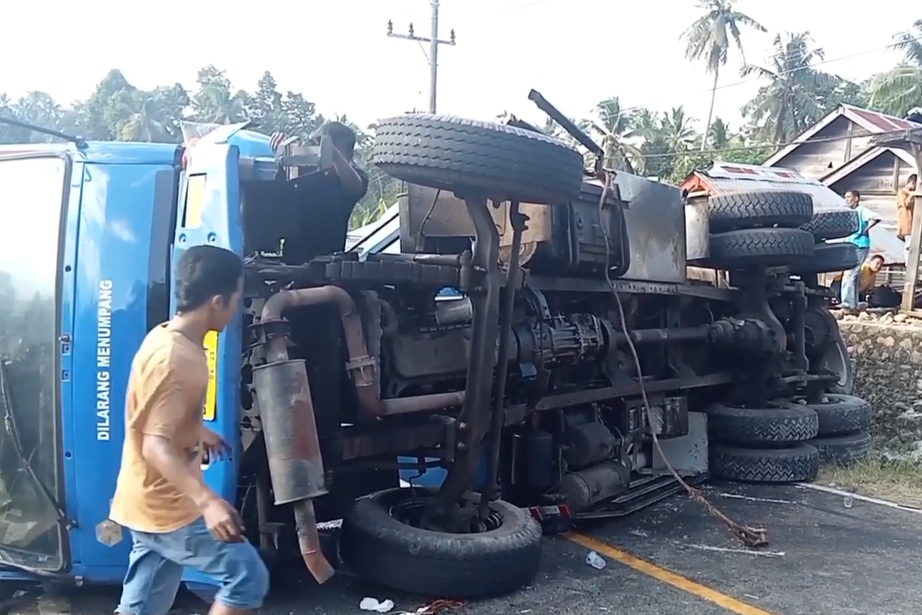 Tidak Kuat Menanjak, Truk Terguling hingga Sopir Meninggal