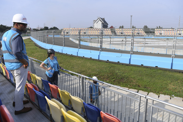 Sejumlah perwakilan dari Formula E Operation (FEO) mengecek kesiapan di area penonton jelang balap.