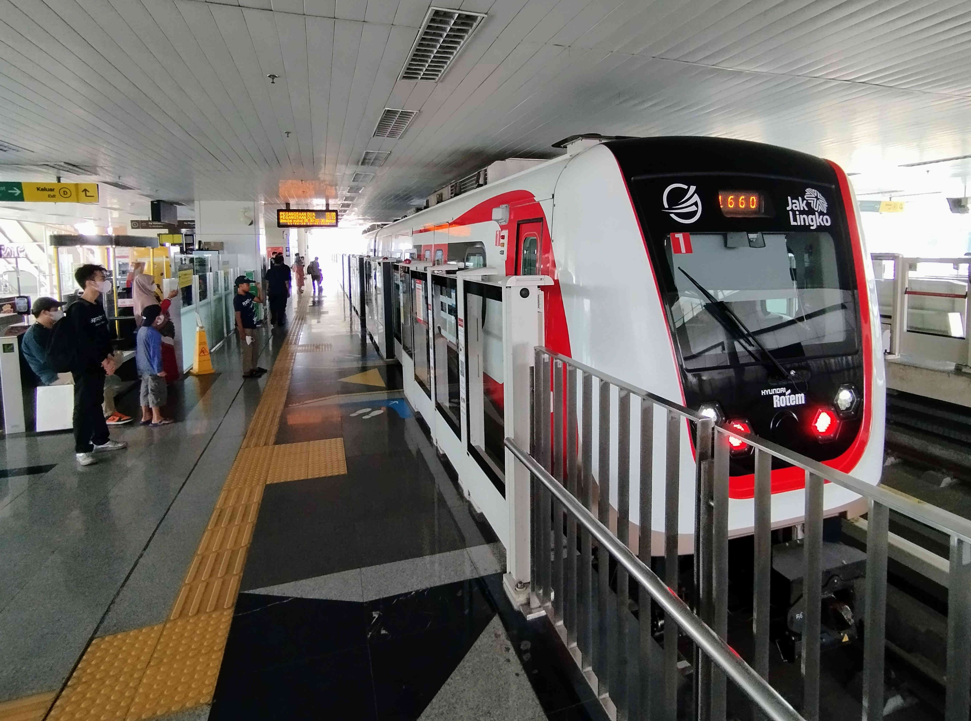 Rangkaian kereta Lintas Rel Terpadu atau Light Rail Transit (LRT) melintas di Stasiun Velodrome, Rawamangun, Jakarta, Rabu (10/5).