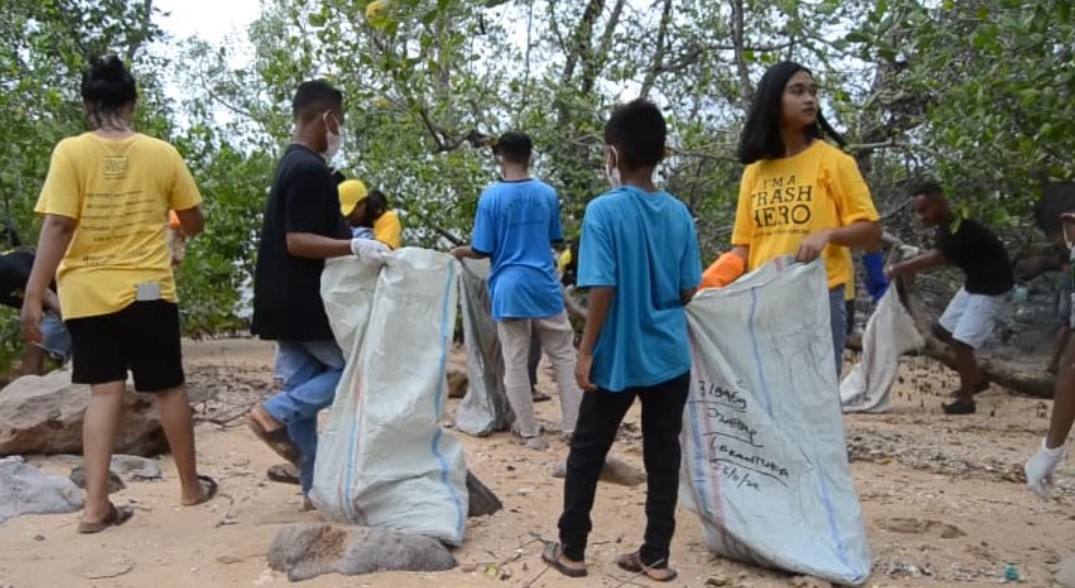 Komunitas Trash Hero menyumpulkan sampah di pantai di Larantuka, NTT.