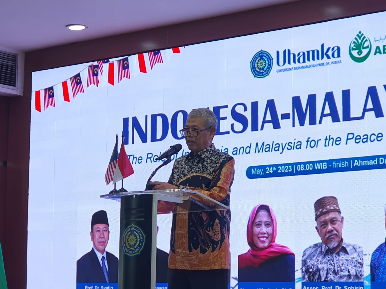 SEMINAR INTERNASIONAL: Rektor UHAMKA, Prof Gunawan Suryoputro saat sambutan Seminar Outlook Indonesia dengan Malaysia