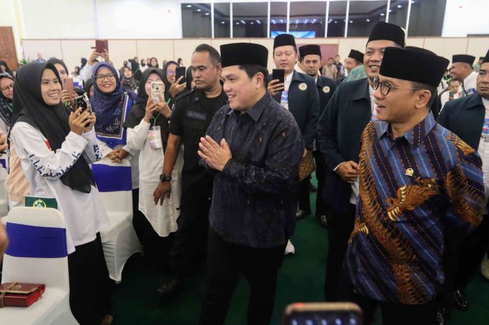 Menteri BUMN, Erick Thohir dan Wakil Ketua MPR, Yandri Susanto ( batik biru) menghadiri Harlah dan Rakernas PB Al-Khairiyah di Gedung MPR