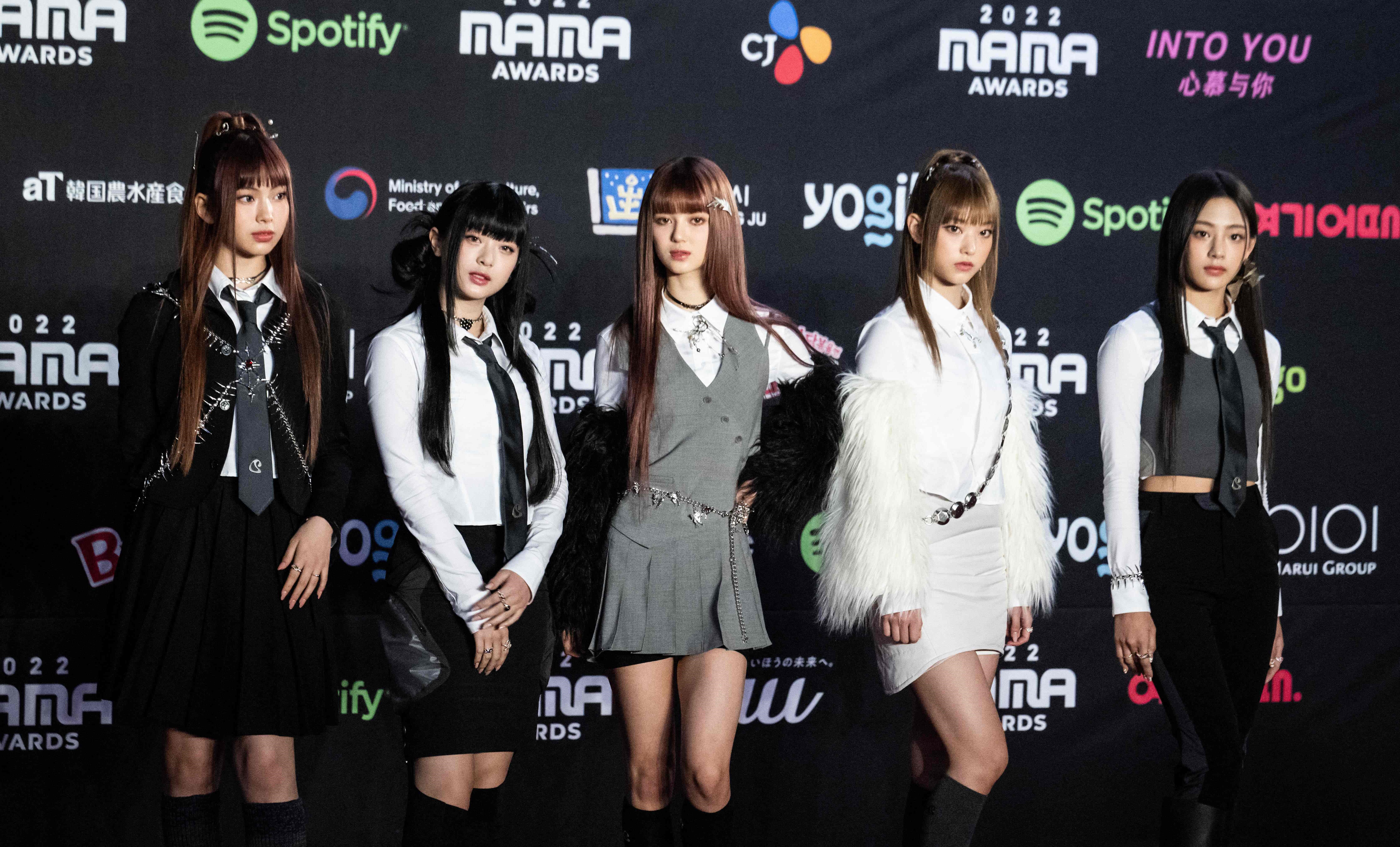 NewJeans tampil di karpet merah Mama Awards 2022 di Jepang.