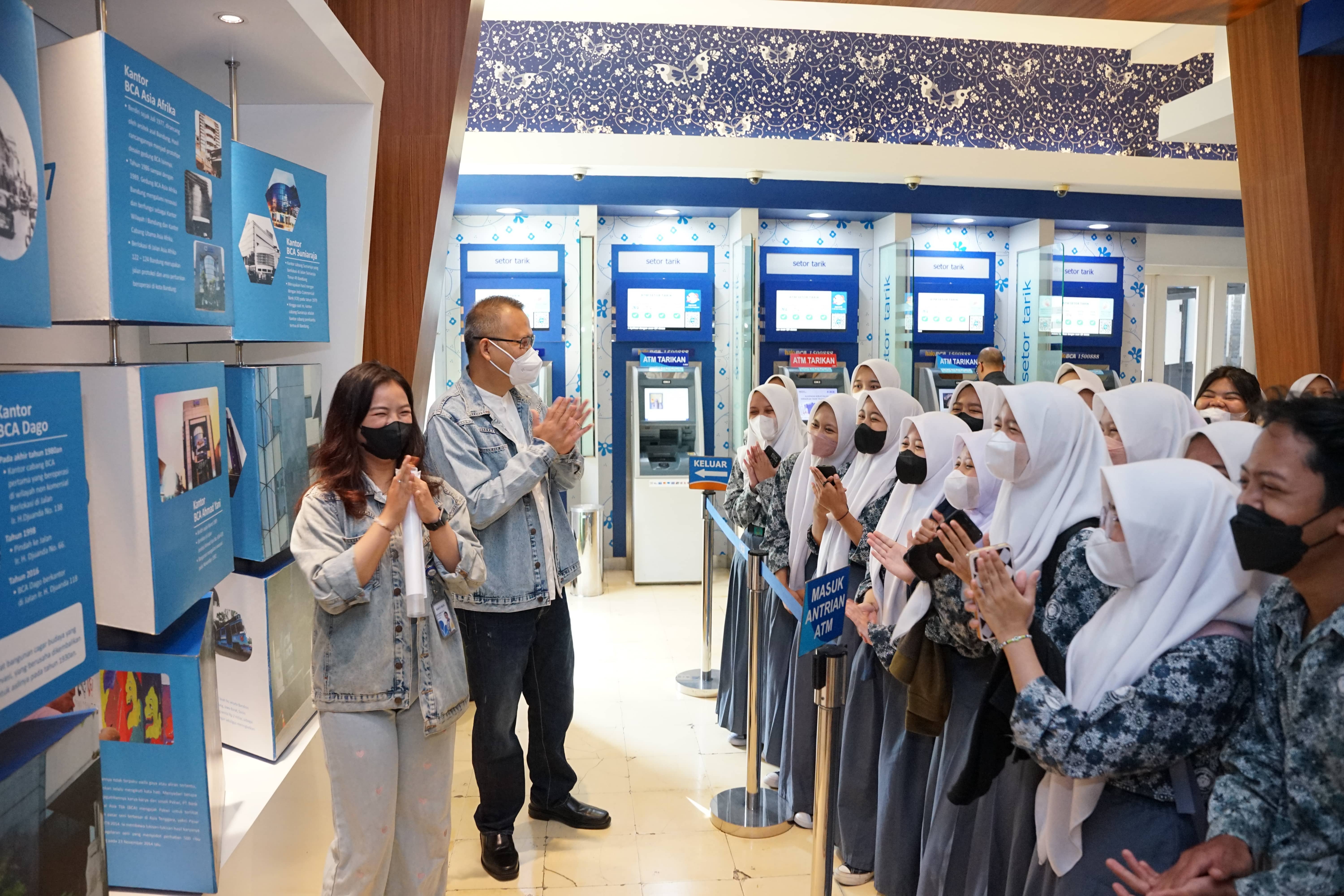 Sejumlah pelajar antusias mengikuti tur di kantor BCA Bandung Dago
