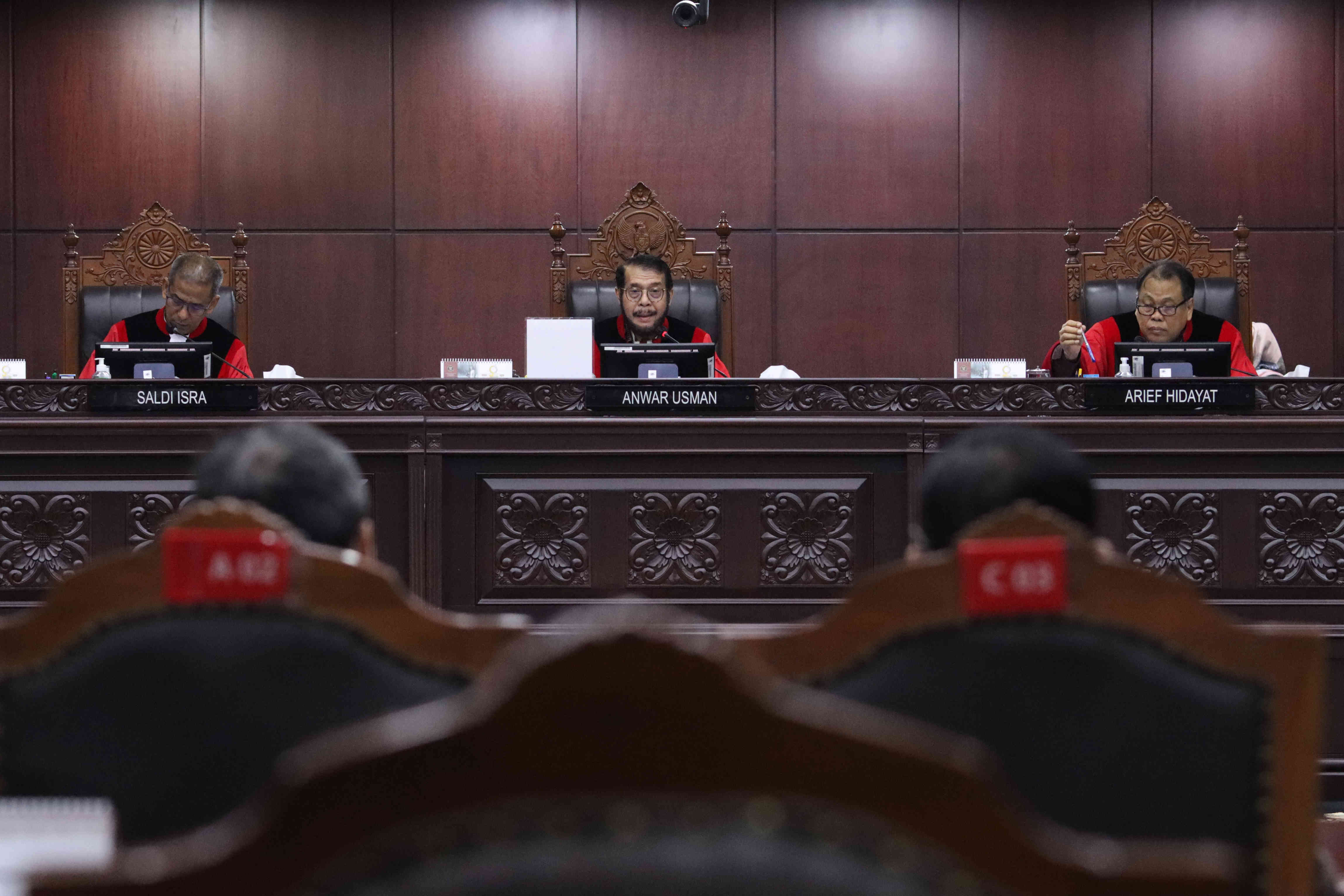 Hakim MK membacakan putusan perkara