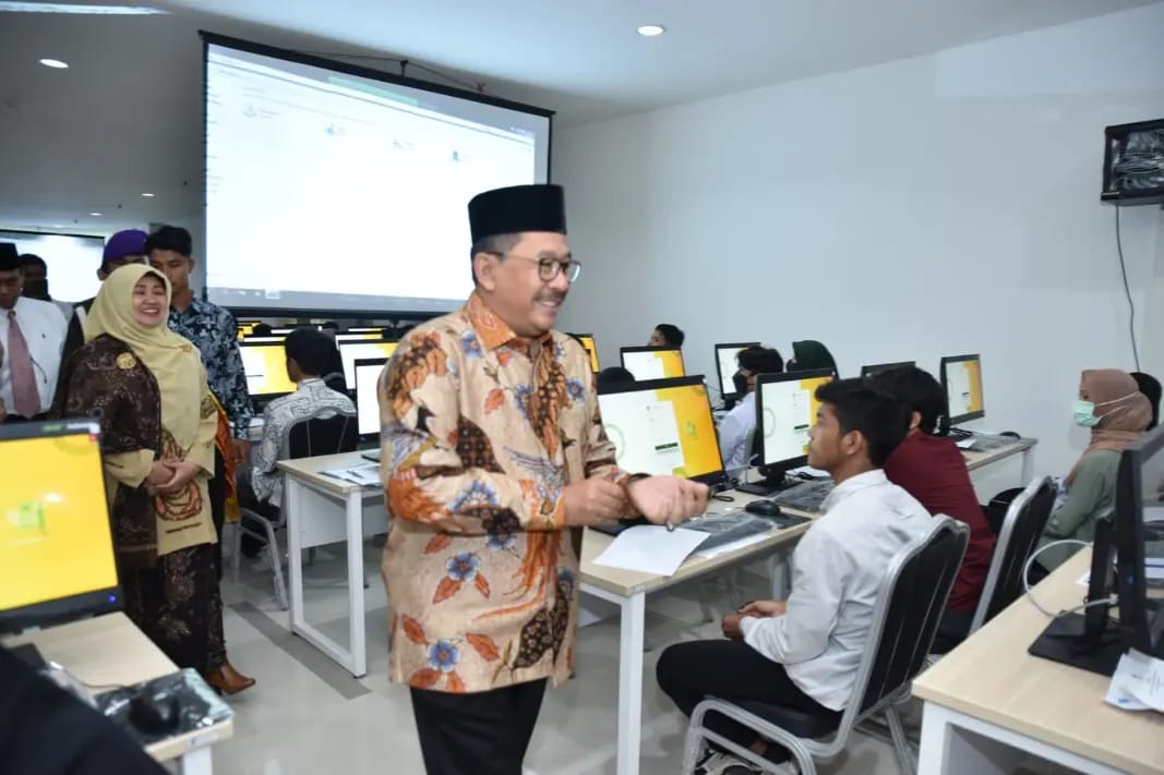Wakil Menteri Agama Zainut Tauhid Sa’adi memonitor langsung pelaksanaan UM-PTKIN dari UIN Imam Bonjol Padang, Sumatera Barat.