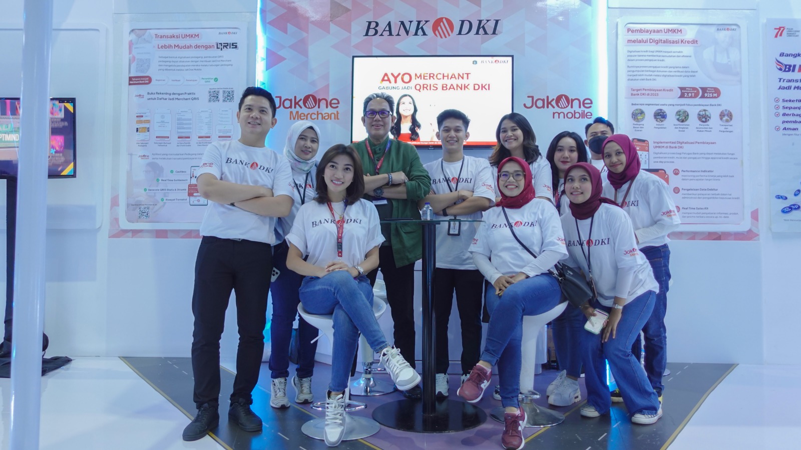 Dirut Bank DKI Fidri Arnaldy (baju hijau) di stand Bank DKI pada Festival Ekonomi Keuangan Digital Indonesia (FEKDI) 2023