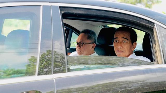 Ekspresi Presiden Joko Widodo berada dalam mobil anti peluru S600 setelah merasakan sendiri jalan rusak di Lampung, Jumat (5/5).