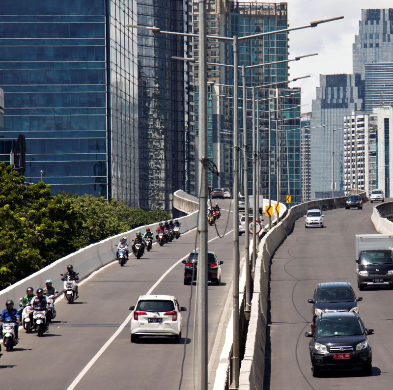  Sejumlah pengendara sepeda motor melawan arah untuk menghindari razia polisi saat melintasi Jalan Layang Non Tol.