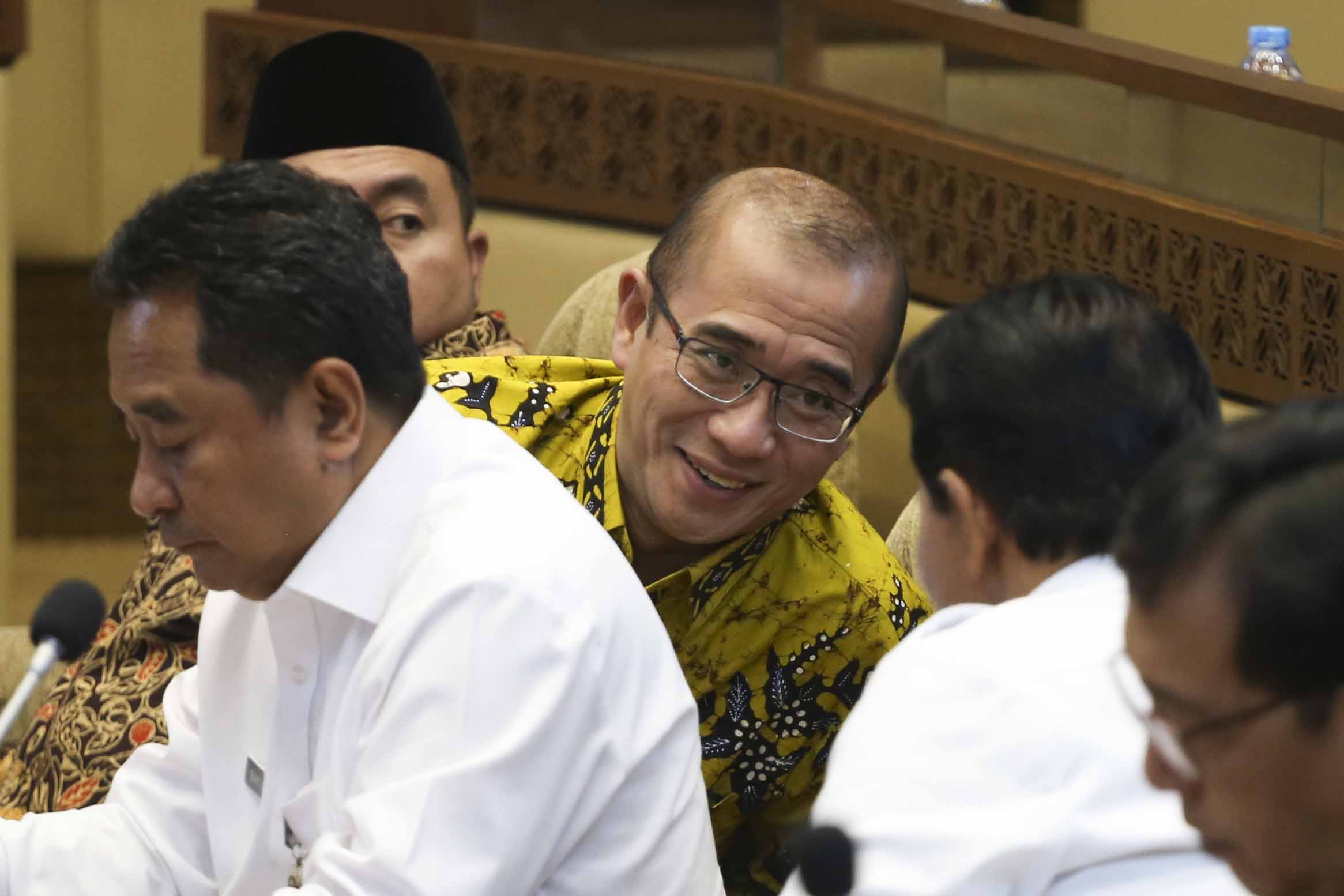 Ketua KPU Hasyim Asy'ari (tengah) berbincang dengan Ketua DKPP Heddy Lugito (kanan)