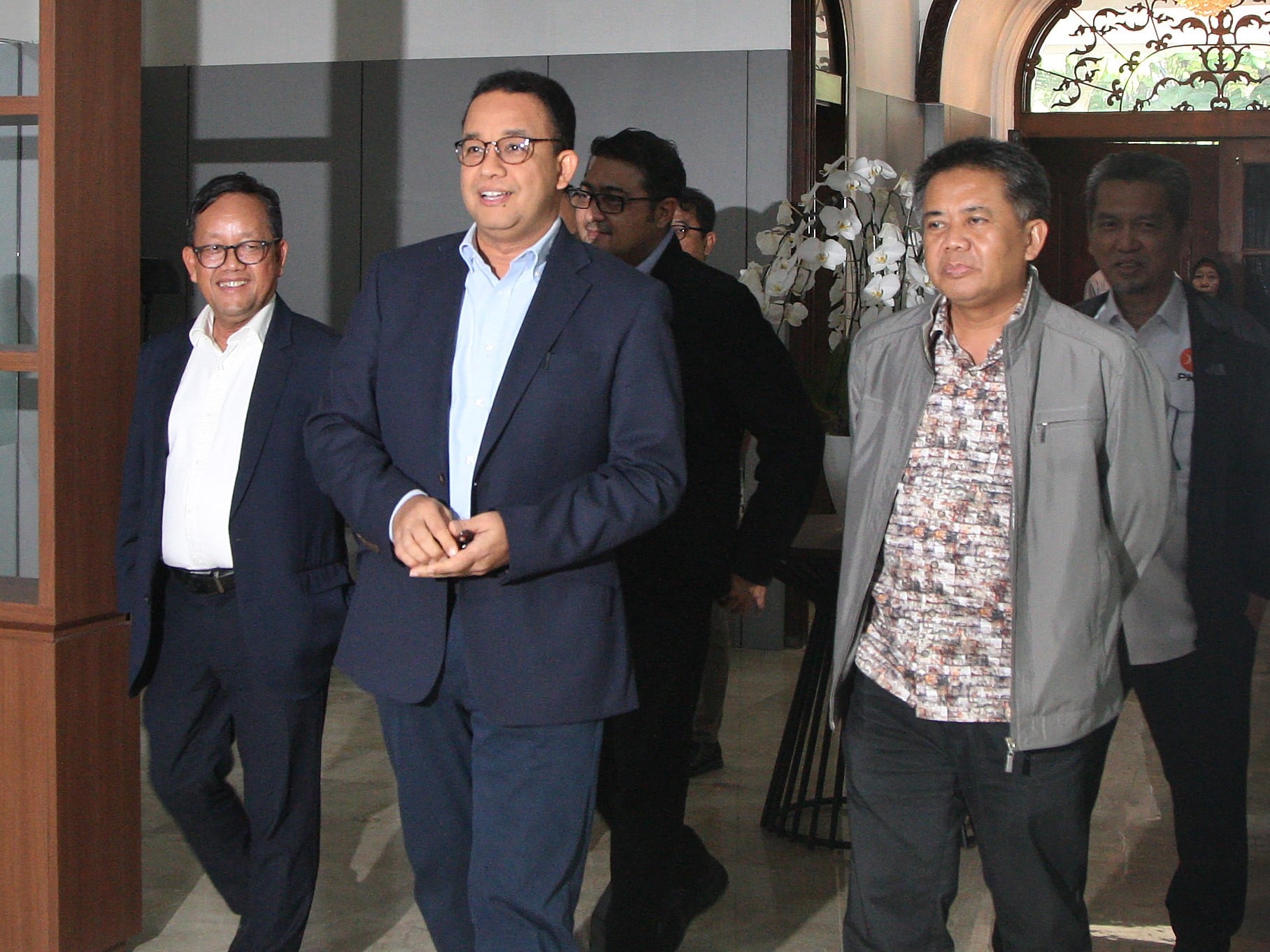 Calon Presiden dari Koalisi Perubahan, Anies Baswedan (tengah) didampingi Tim 8 sesaat sebelum memberikan keterangan pers.