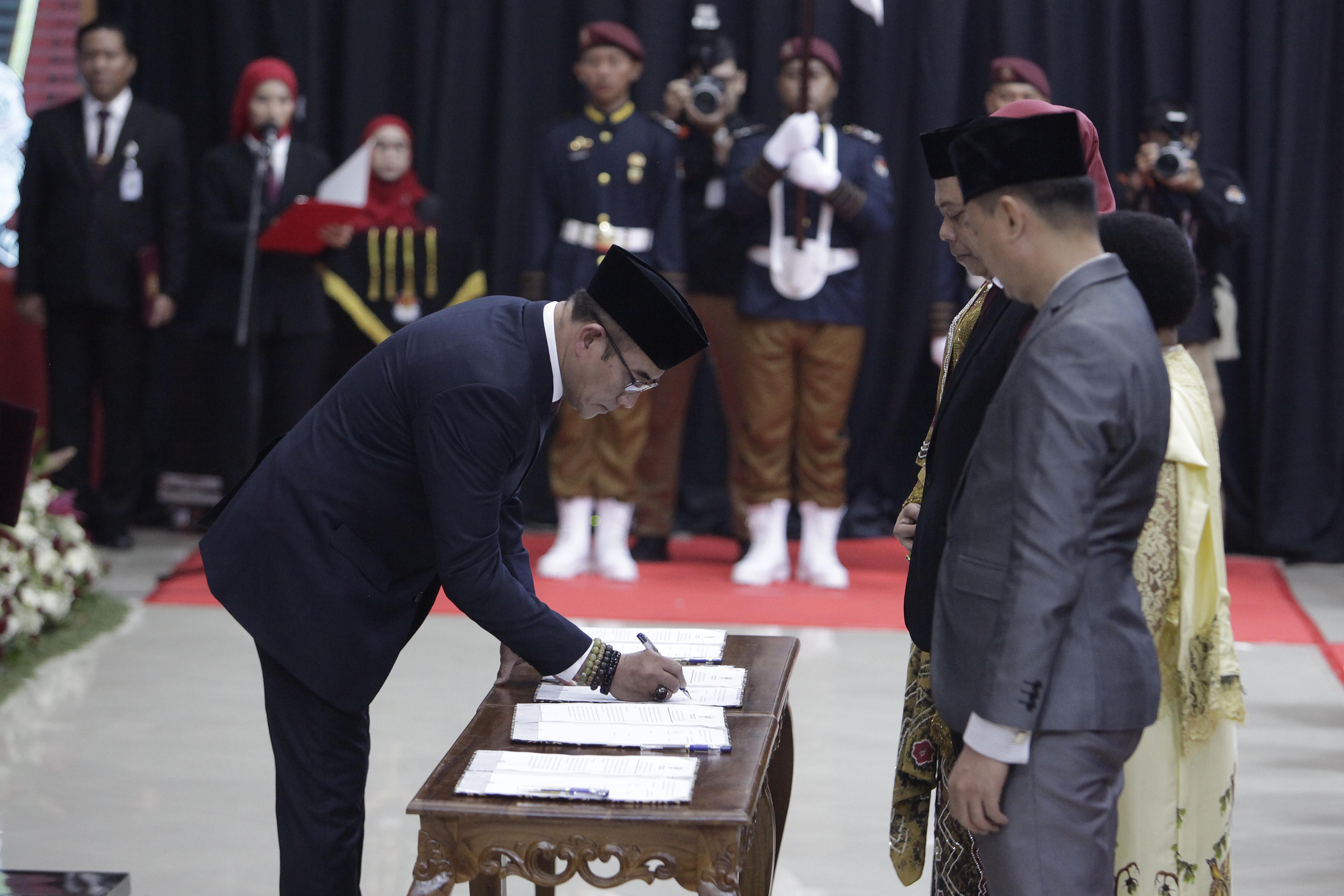 Ketua KPU Hasyim Asyari menandatangani SK saat pengambilan sumpah dan janji anggota KPU Provinsi di Gedung KPU Jakarta (24/5/2023).