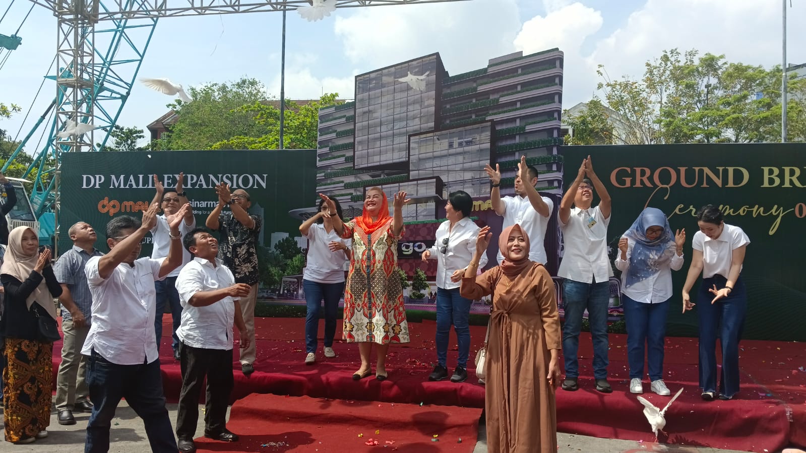 Prosesi peletakan batu pertama perluasan DP Mall Semarang. 
