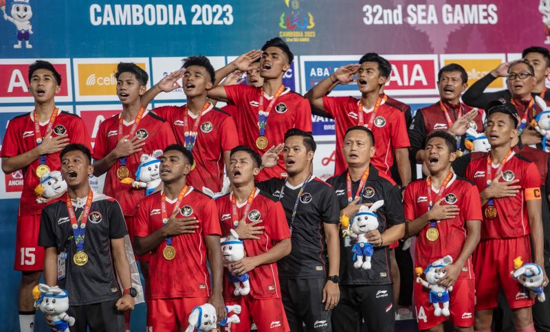 Para pemain timnas U-22 menyanyikan lagu kebangsaan Indonesia Raya saat prosesi pemberian emdali emas.