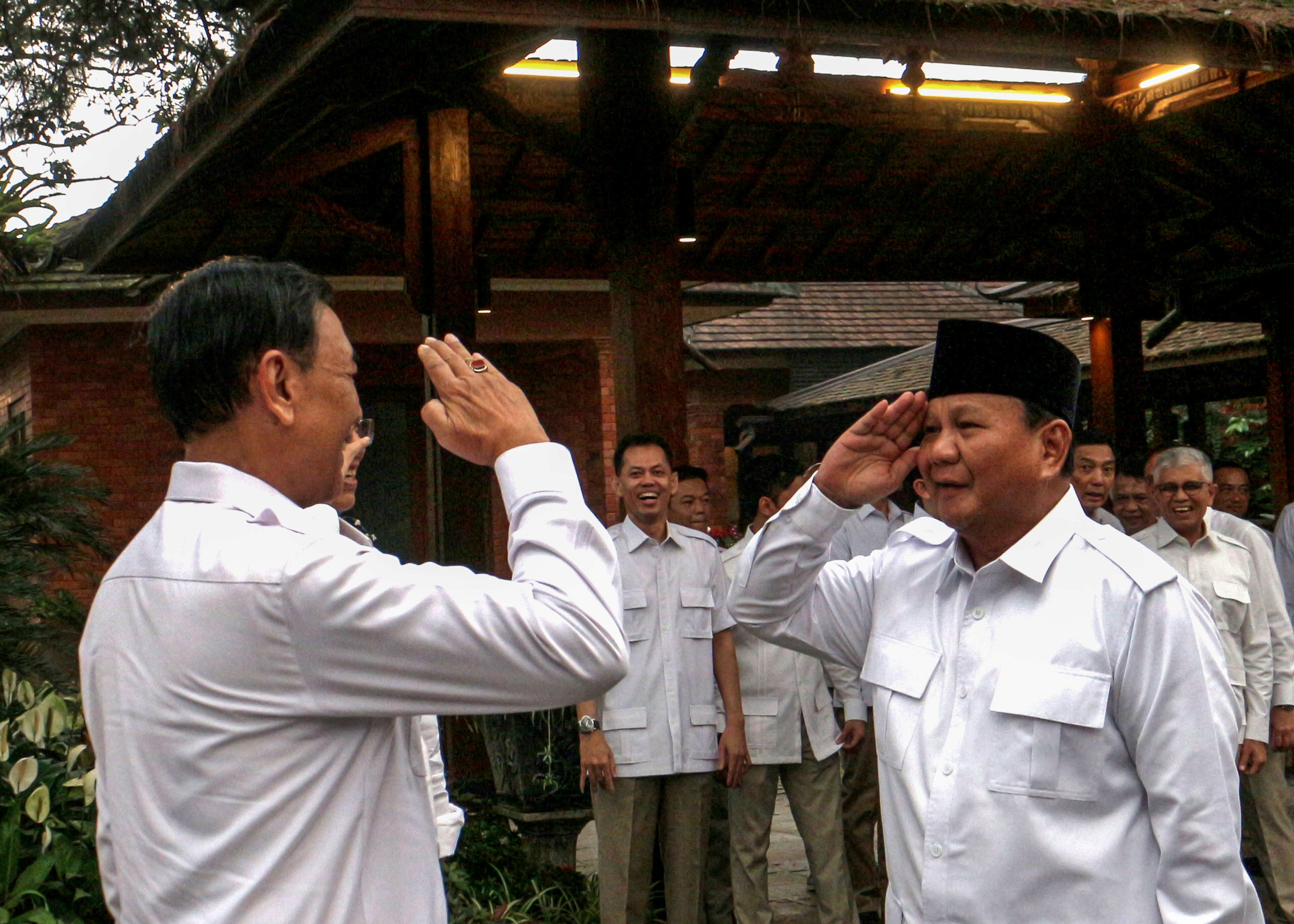 Ketua Umum Gerindra Prabowo Subianto (kanan) menerima Ketua Wantimpres Wiranto di Padepokan Garuda Yaksa Hambalang, Bogor, Senin (1/5).