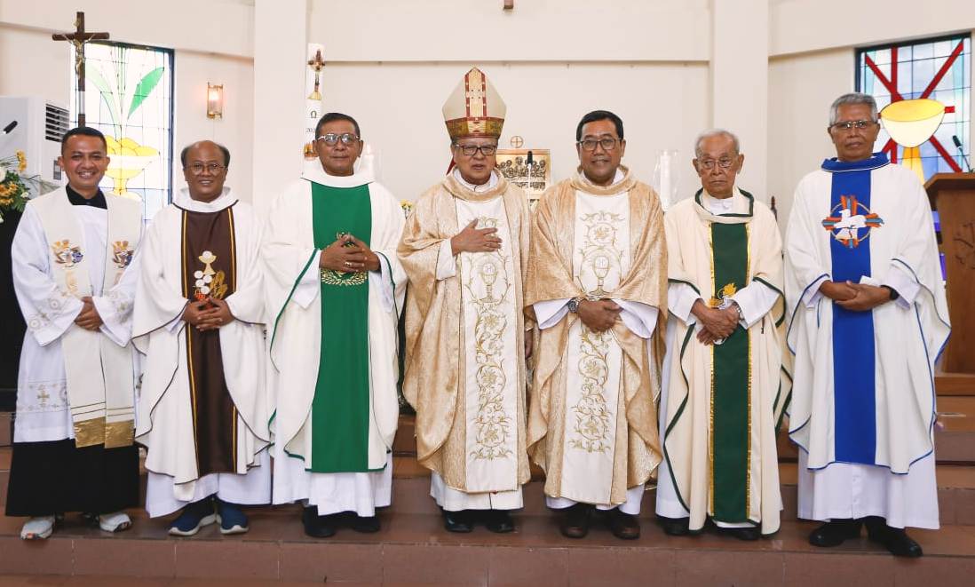 Uskup OCI Mgr Ignatius Kardinal Suharyo (tengah) bersama para Romo.