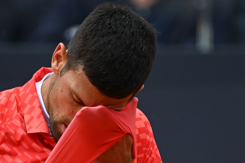 Petenis Novak Djokovic tersingkir dari Italia Terbuka setelah ditaklukkan petenis Denmark Holger Rune dengan skor 2-6, 6-4, 2-6.