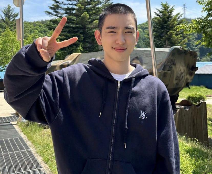 Jinyoung memamerkan foto tampilan rambut barunya sebelum berangkat wamil