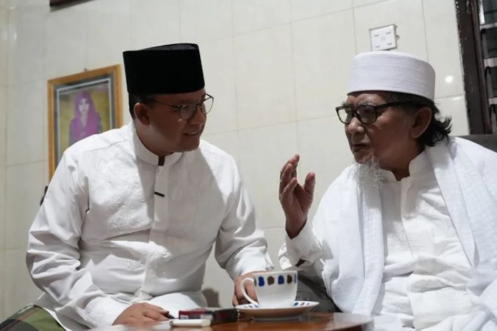 Anies Baswedan bersilaturahmi dengan pendiri Ponpes Al-Qodiri di Gebang, Jember, KH Achmad Muzakki Syah, Minggu (7/5).