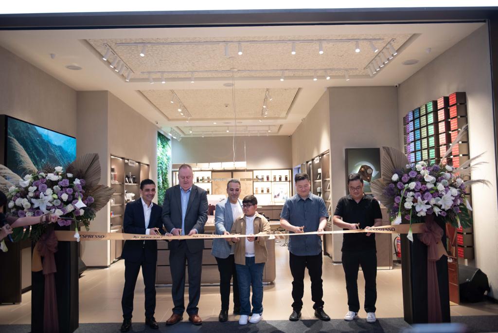 Acara pengguntingan pita sebagai tanda peresmian pembukaan gerai Nespresso di PIK Avenue, Jakarta. 
