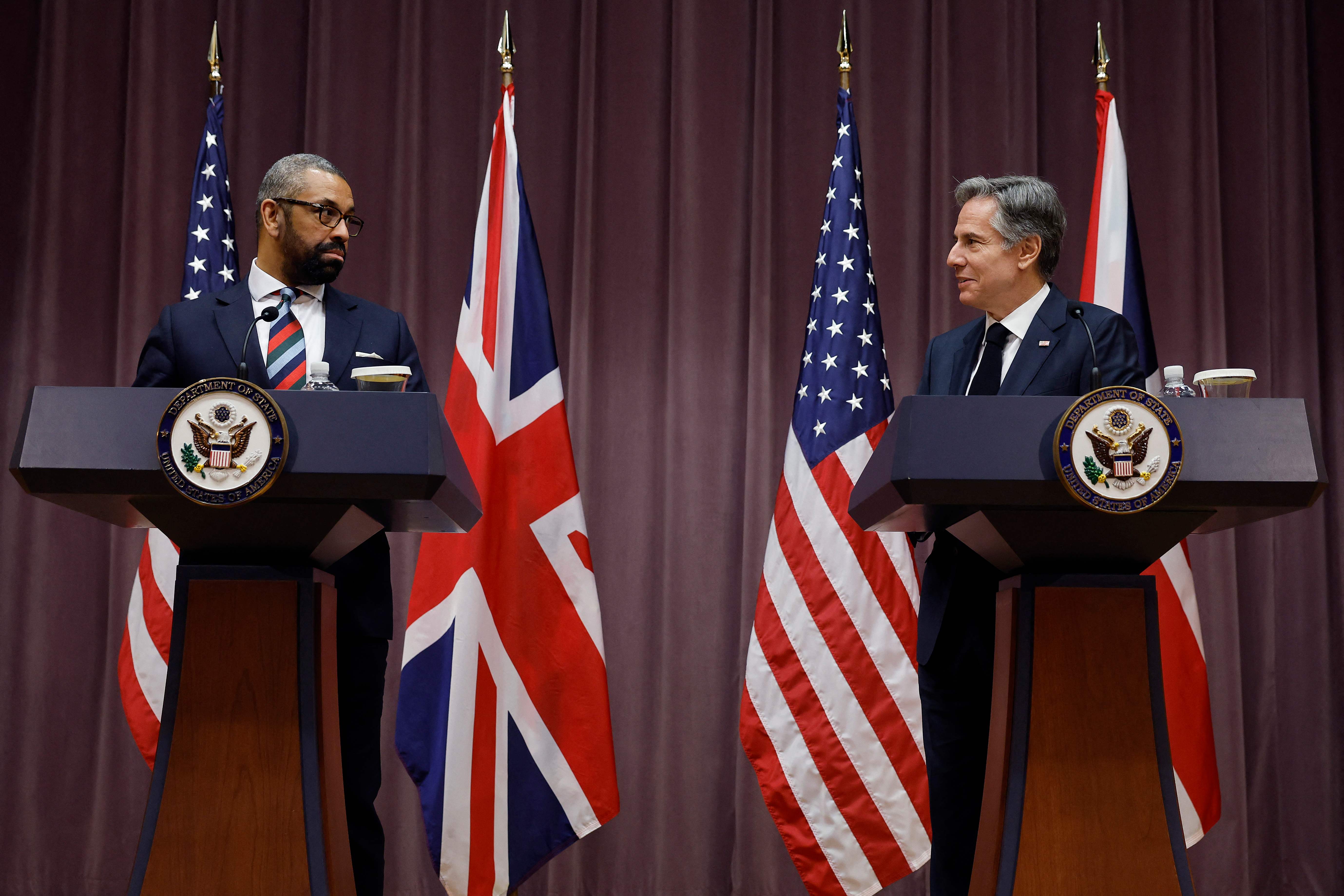 Menlu Inggris James Cleverly (kiri) dan Menlu AS Anthony Blinken di Washington DC,  saat membicarakan dukungan untuk Ukraina, Selasa (9/5).