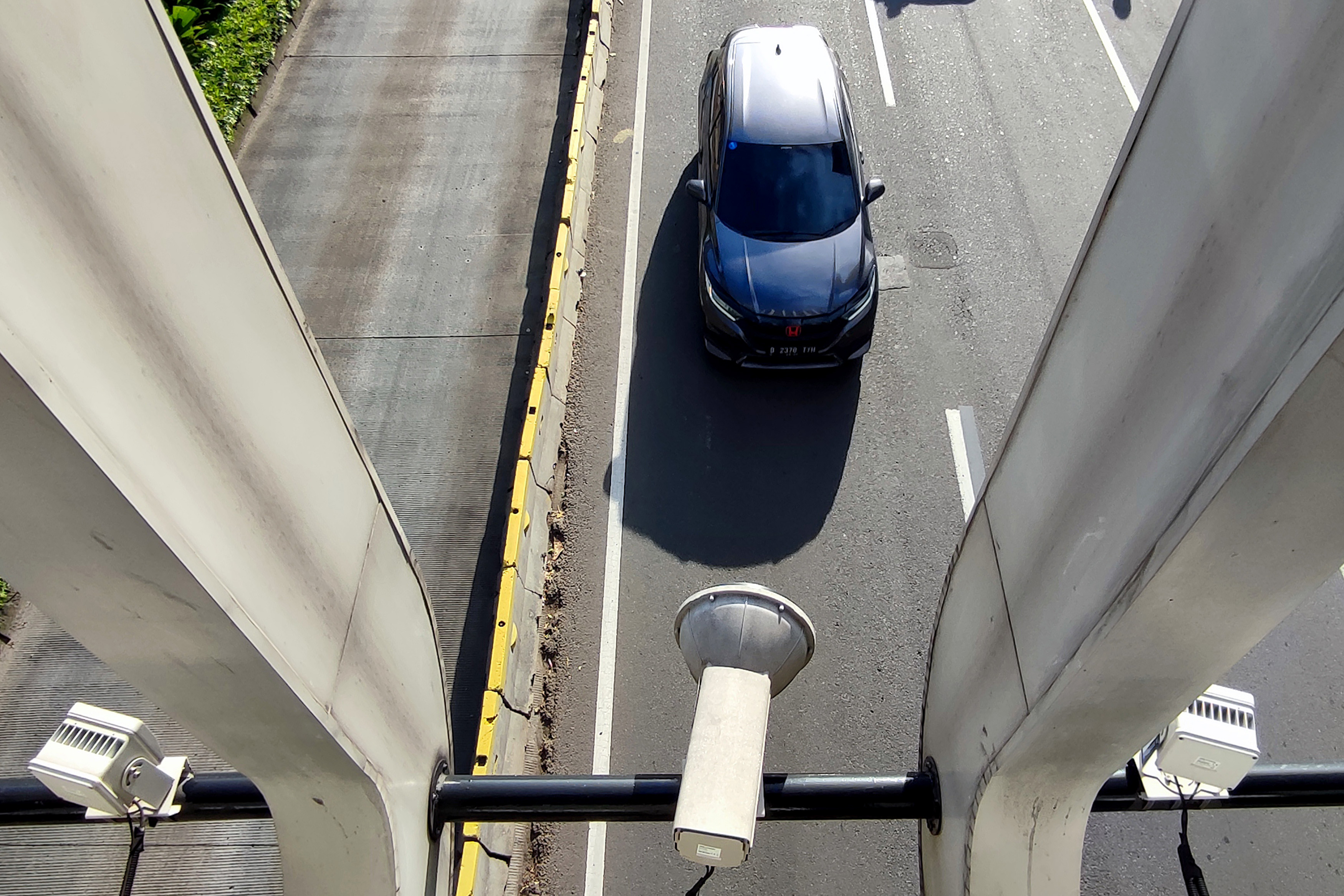  Perangkat kamera tilang elektronik atau Electronic Traffic Law Enforcement (ETLE) terpasang di kawasan Senayan, Jakarta, Jumat (6/1/2023)