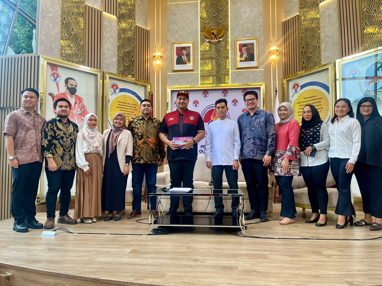 Menpora Dito Ariotedjo (keenam dari kiri) dalam konferensi pers mengenai ASEAN Youth Agenda 2023 (AYA), Jumat (19/5).