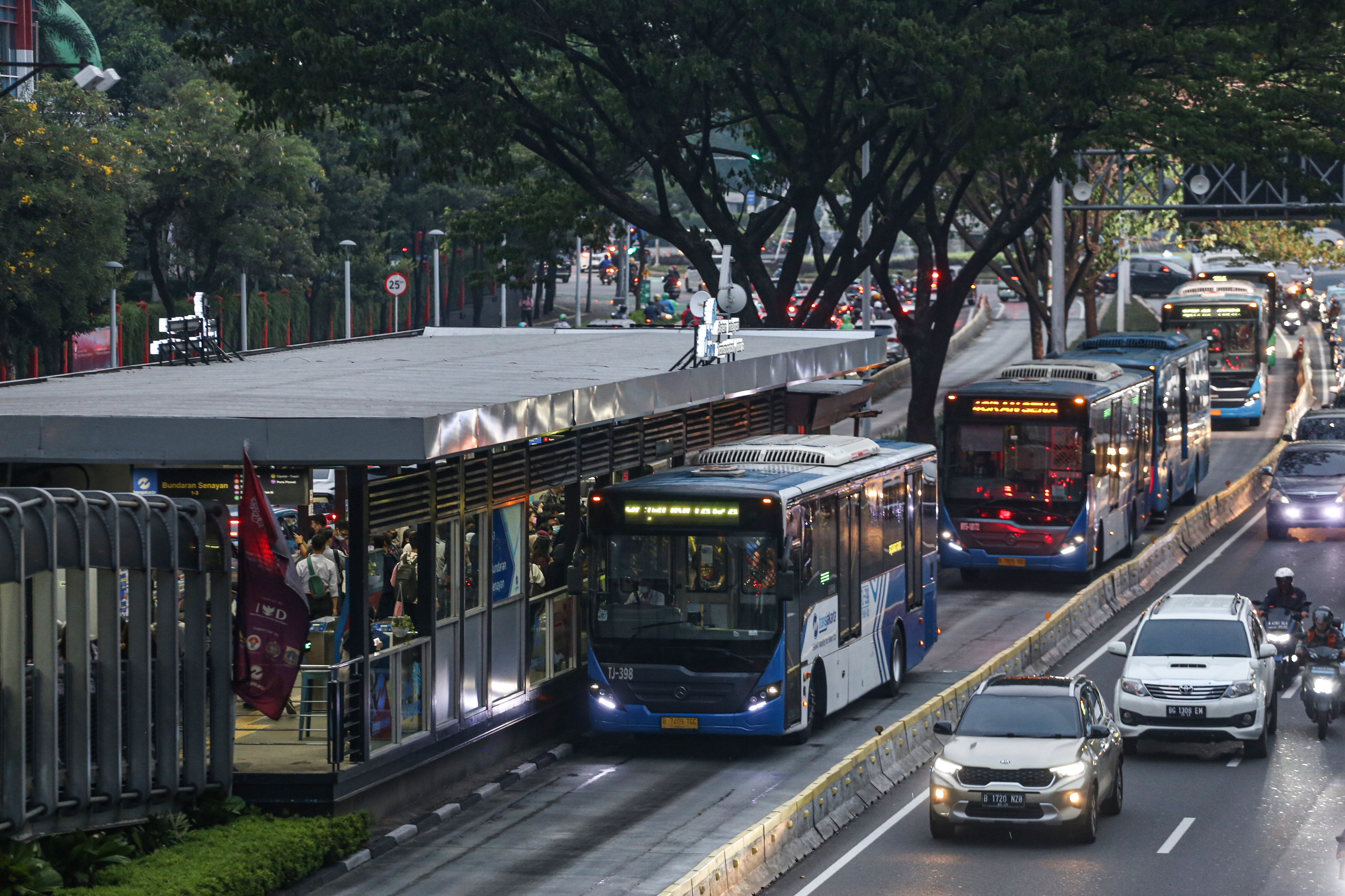  Bus Transjakarta mengantre untuk mengangkut penumpang di Halte Bundaran Senayan, Jakarta, Senin (22/50.