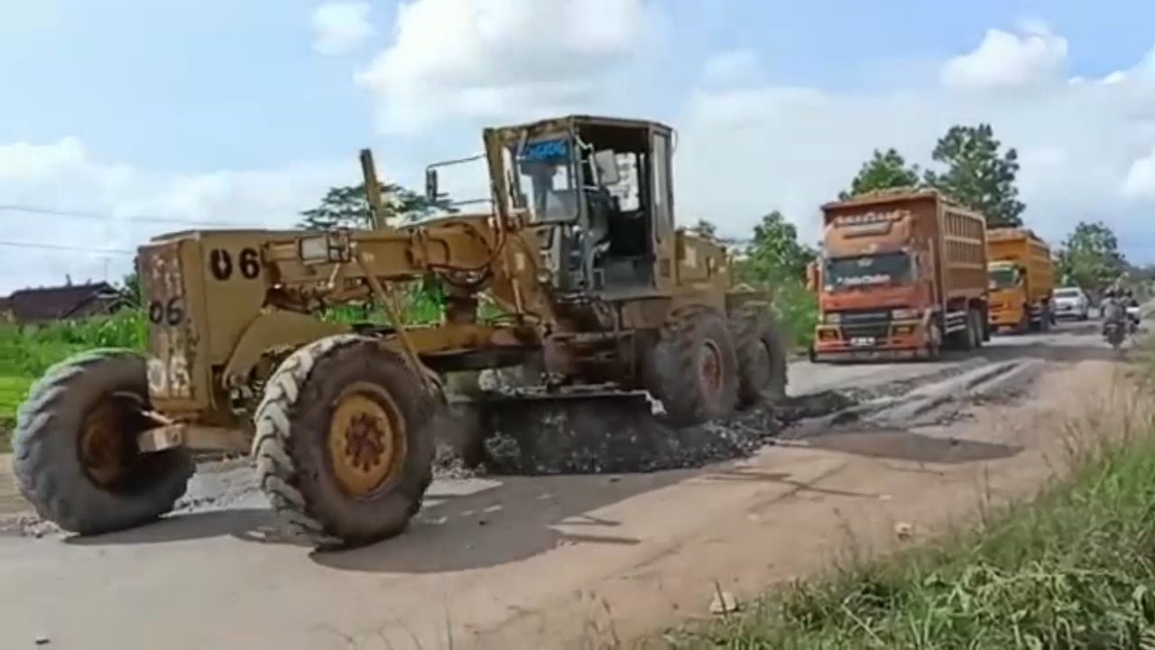 Perbaikan jalan di Lampung, menjelang kedatangan Presiden Joko Widodo.  