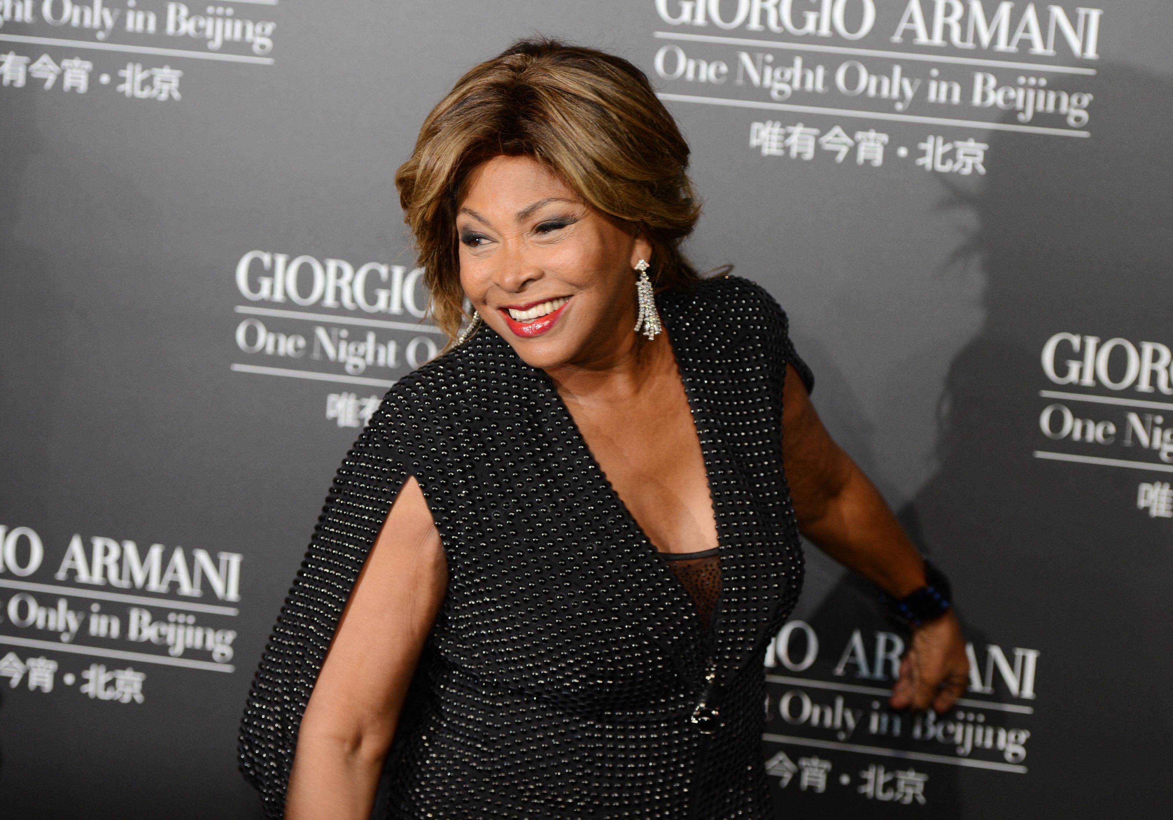 Penyanyi Tina Turner saat menghadiri pagelaran busana Giorgio Armani di Beijing, 31 Mei 2012.