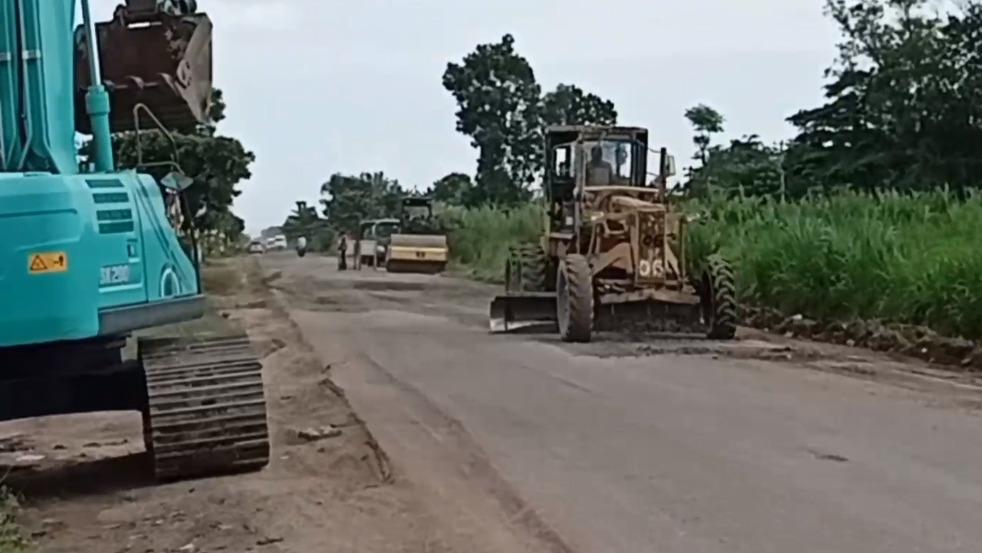 Proses perbaikan jalan rusak di Lampung.