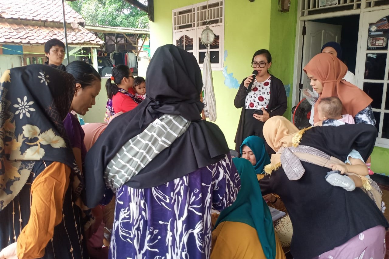 Hilary Claudia (berkacamata) tengah melakukan sosialisasi.