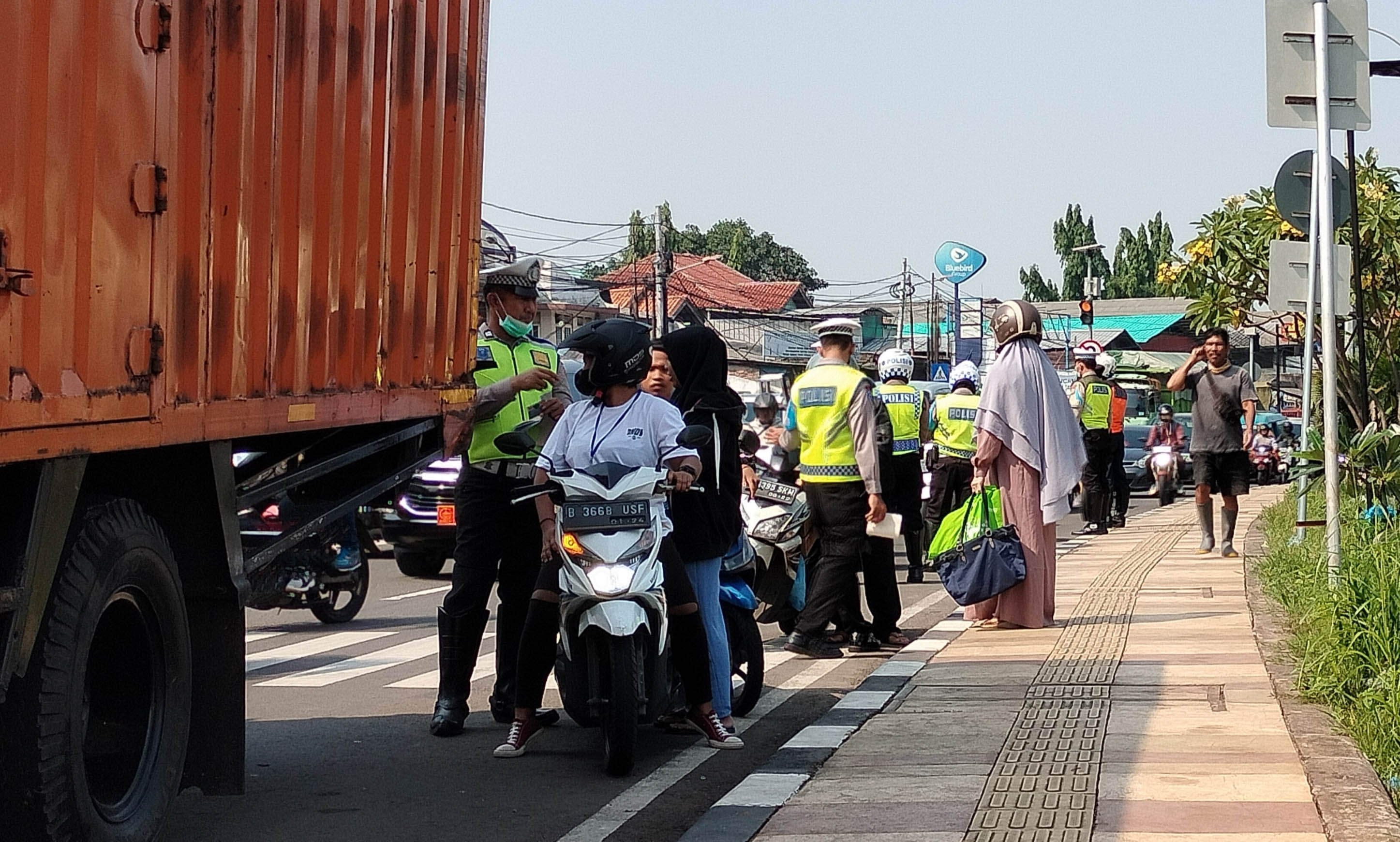 Petugas Polisi, DLLAJR melakukan pemeriksaan kelengkapan surat-suratdan mas berlakuk pajak dan Kir saat melakukan Razia di Jalan raya Bogor,
