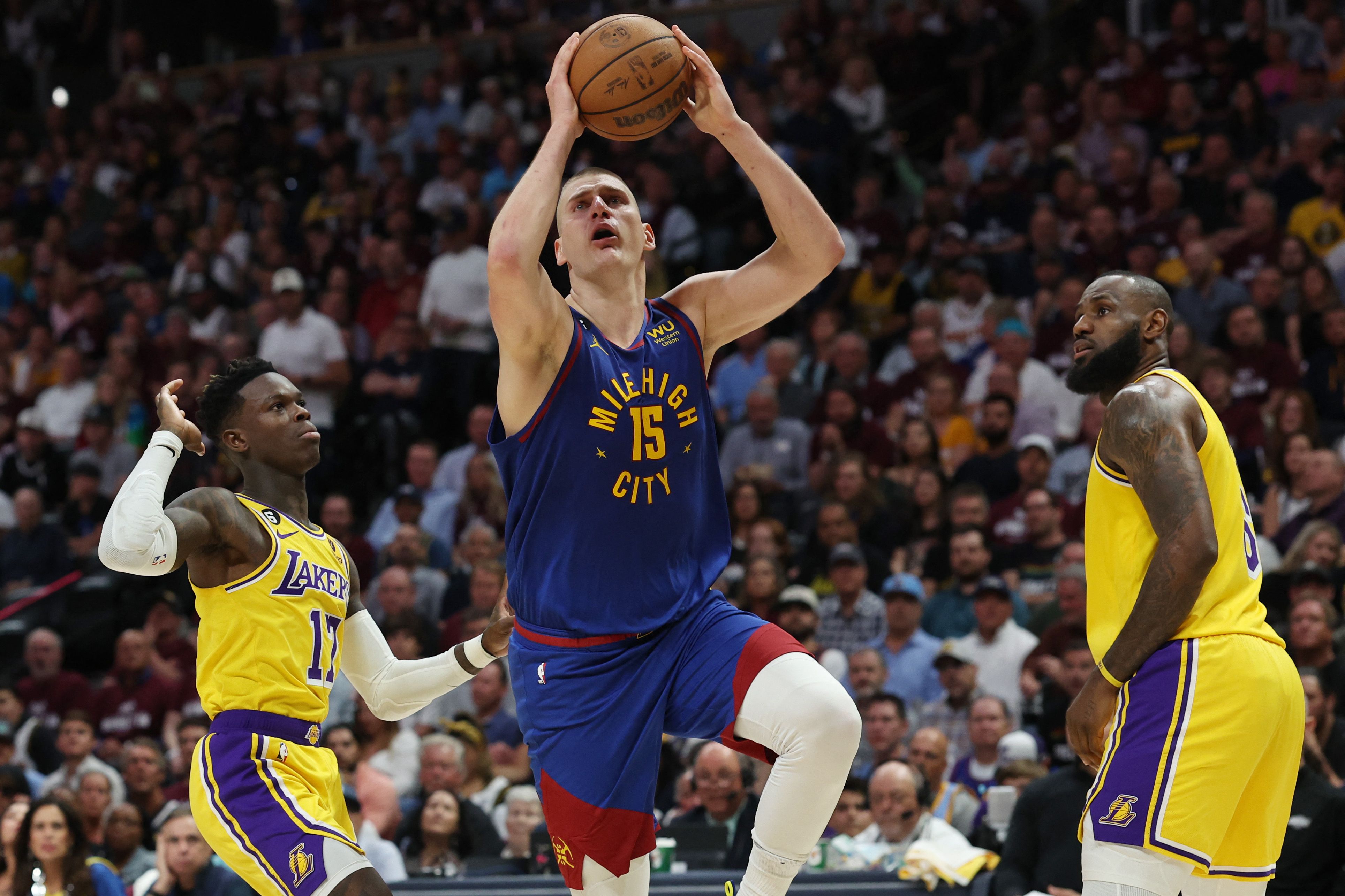 Bintang Denver Nuggets Nikola Jokic melakukan lay-up dalam laga Final Wilayah Barat Playoff NBA melawan Los Angeles Lakers.