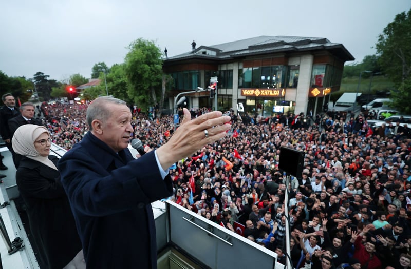 Erdogan berjanji akan memperbaiki perekonomian Turki yang dilanda tingkat inflasi yang setingkat dengan perolehan suaranya itu.